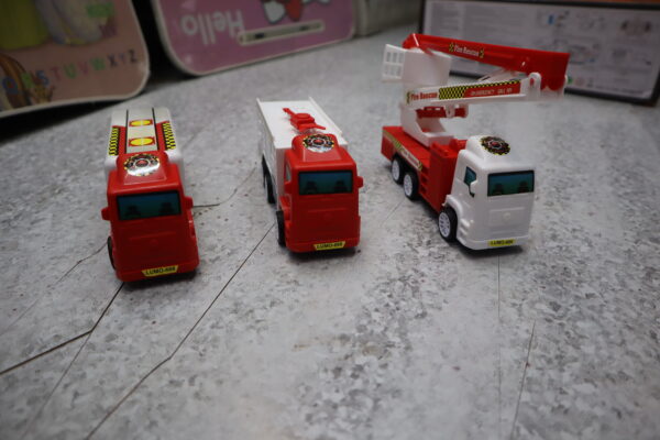 Defend a City Fire Engine 3pcs Set – Brave Heroes in Action!